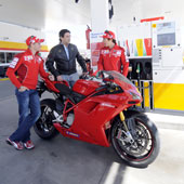 MotoGP – Hayden e Stoner benzinai per un giorno!!