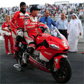 Mamola inaugura il circuito di Losail (Qatar) con la Ducati Desmosedici biposto