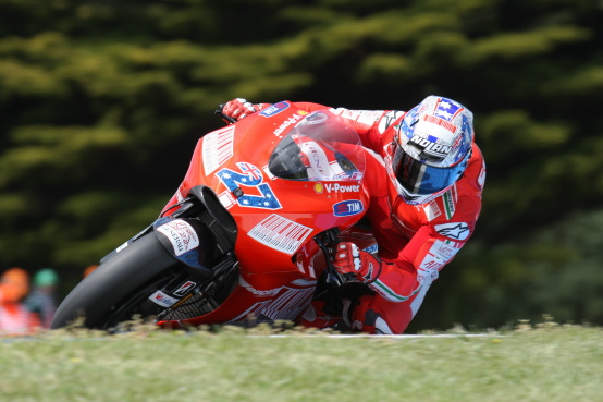 MotoGP – Phillip Island QP1 – Stoner batte Rossi per la pole