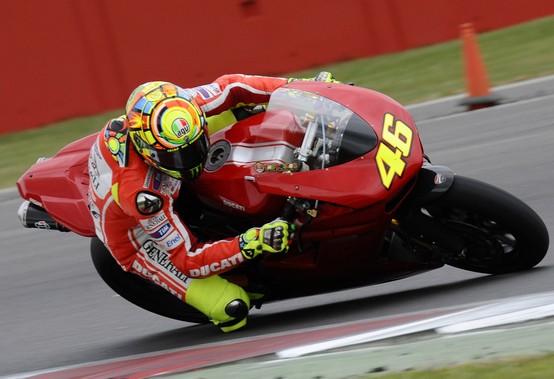 Rossi a Silverstone con la Ducati 1198: “Pista bella, difficile, molto tecnica”