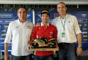 Superbike: A sorpresa Carlos Checa rimarrà con la Ducati anche per il 2012