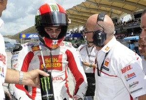 MotoGP Sepang:  Bandiera Rossa, brutto incidente per Simoncelli, con Edwards e Rossi coinvolti