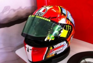 MotoGP Valencia: Ecco il casco di Rossi per ricordare l’amico Simoncelli