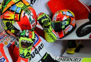 MotoGP Valencia, Qualifiche: Valentino Rossi “Oggi non è andata male.. bello il casco per Simoncelli”