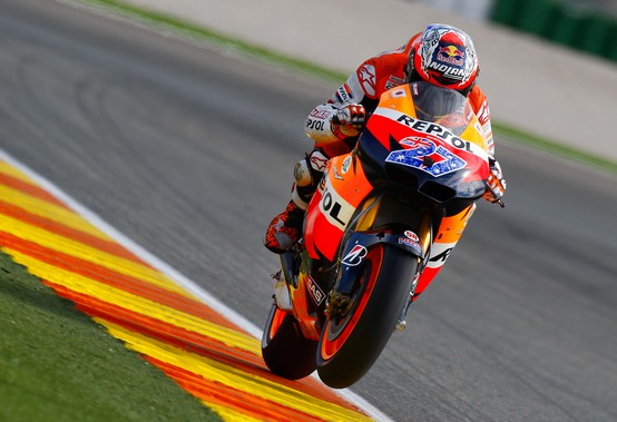 MotoGP Valencia: Stoner domina, rischia e poi vince la sua decima gara del 2011