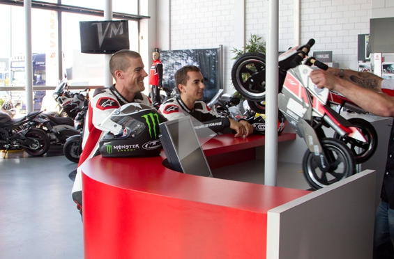 Lorenzo e Spies fanno squadra con Yamaha Motor Europe per la sfida della MotoGP