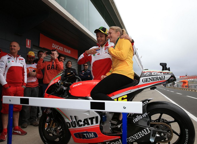 MotoGP: Sally Pearson in sella alla Ducati GP12 di Valentino Rossi