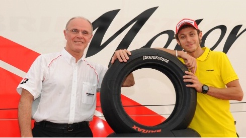 MotoGP: Valentino Rossi continua la collaborazione con Bridgestone