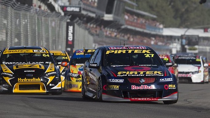 Casey Stoner risponde alle critiche con una grande gara 2 nel V8 Supercars ad Adelaide – Video