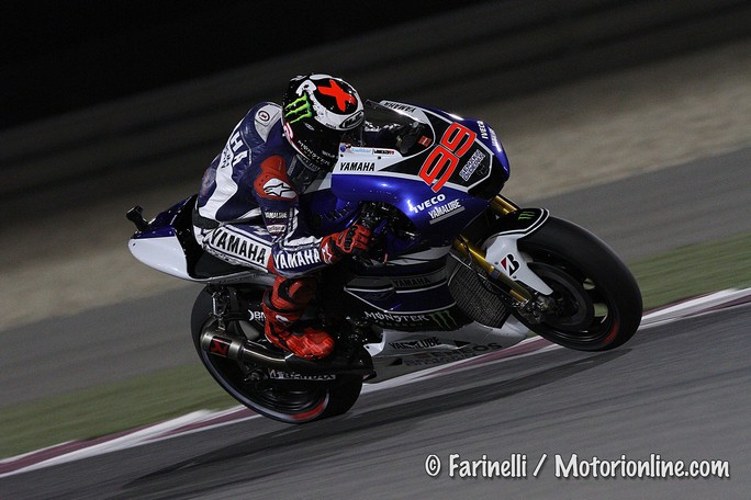 MotoGP Qatar: Vince Lorenzo, ma Valentino Rossi e Marc Marquez danno spettacolo