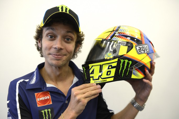 MotoGP: Arriva la replica del casco Sole/Luna di Valentino Rossi