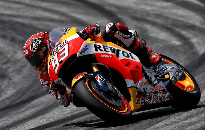 MotoGP Barcellona, Prove Libere 1: La Honda comanda con Marquez e Pedrosa, Rossi è 8°