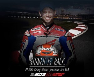 MotoGP: Casey Stoner presenta il nuovo X-802RR che indosserà alla 8 ore di Suzuka