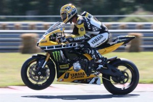 Superbike: Colin Edwards prova la Yamaha R1