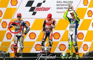 MotoGP: Lorenzo, pollice “verso” nei confronti di Rossi sul podio di Sepang