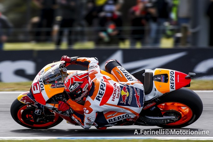 MotoGP Phillip Island: Marquez beffa Lorenzo, uno strepitoso Iannone batte Rossi