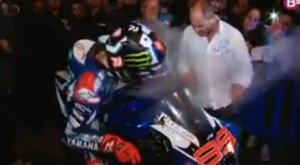 MotoGP: Lorenzo festeggia il titolo e si brucia una gamba