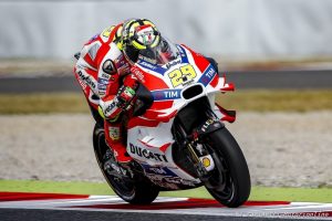 MotoGP Assen, Prove Libere 2: Iannone si conferma al comando, Rossi è secondo