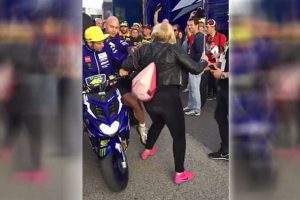 MotoGP: Il giudice sospende la causa della signora spinta da Rossi nel paddock di Valencia