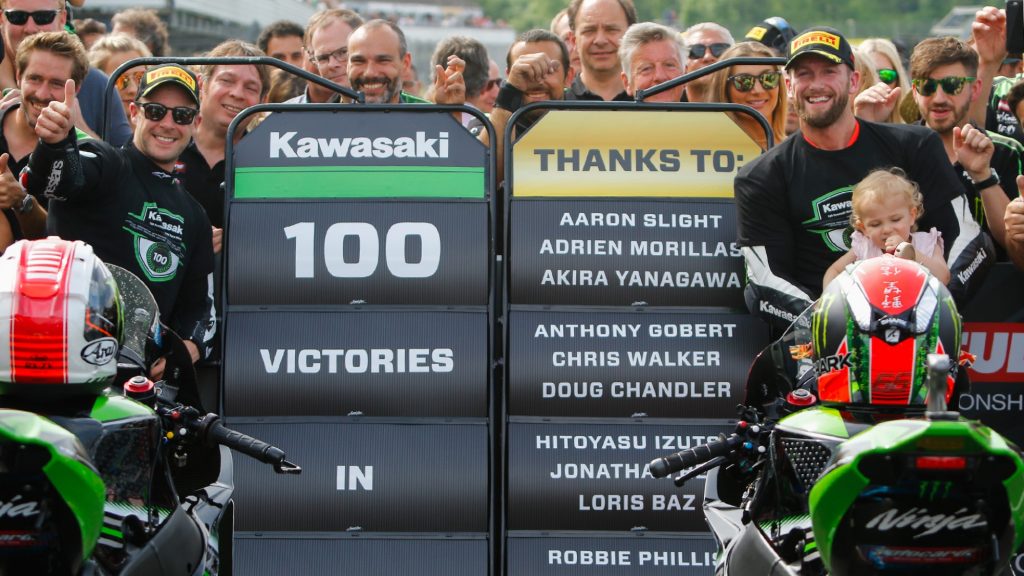 Superbike: Kawasaki celebra le 100 vittorie a Donington