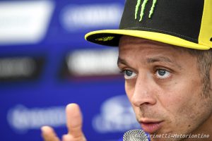 Paura per Valentino Rossi: Caduta in enduro si sospetta rottura di tibia e perone