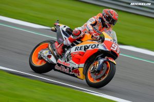 MotoGP Silverstone, Qualifiche: Marquez si prende la pole, Rossi tenta l’attacco ma chiude 2°