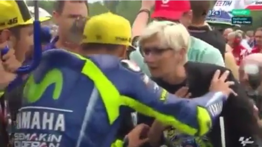 MotoGP Brno: Rossi in griglia allontana una fan, ma è un ministro