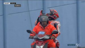 MotoGP Misano: Marquez manda baci a chi lo applaude dopo la caduta
