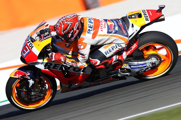 MotoGP Valencia Gara: Marquez “salva” una caduta e il titolo, a terra Dovizioso, vince Pedrosa