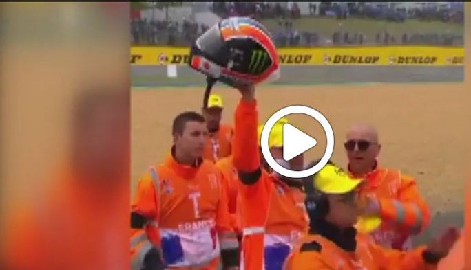 MotoGP | Gp Le Mans: bel gesto di Rins, regala il casco alla famiglia del commissario deceduto [VIDEO]