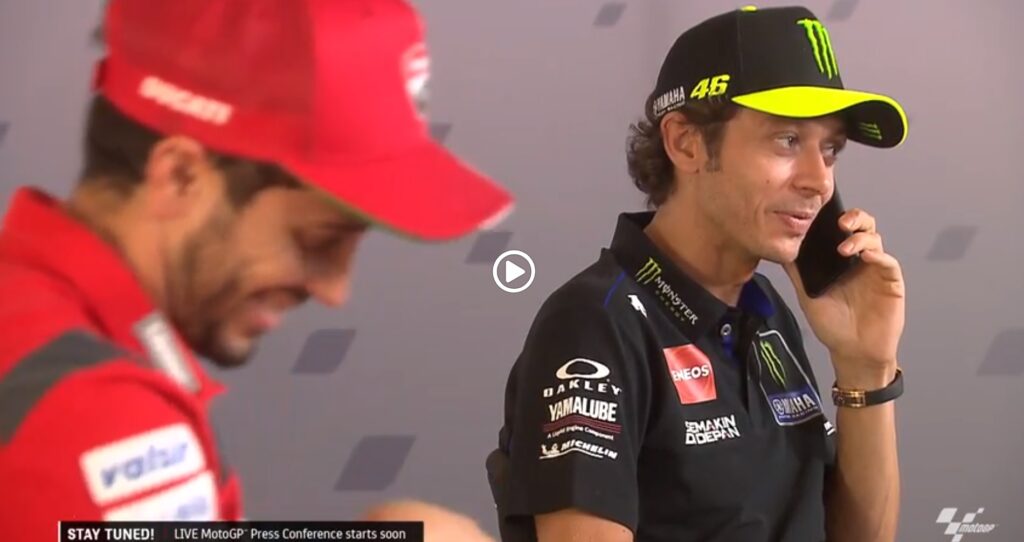 MotoGP | Gp Misano 2 Conferenza Stampa: Valentino Rossi chiama il ritardatario Morbidelli [VIDEO]