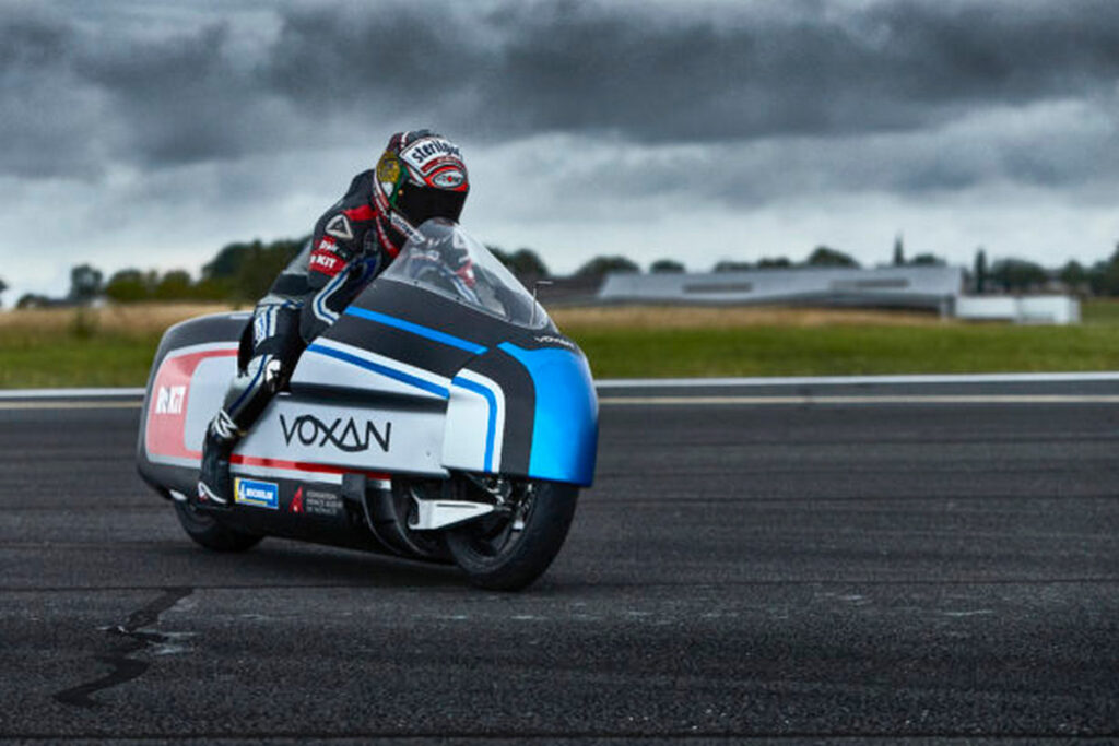 Max Biaggi in sella moto elettrica Voxan per tentare di battere 12 record di velocità