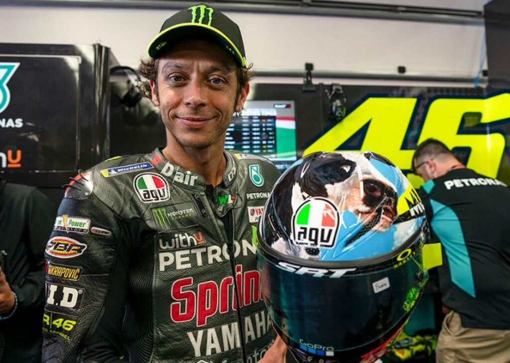 MotoGP | GP Mugello: Valentino Rossi svela il nuovo casco con la Mucca