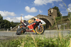 MotoGP | La Honda di Marc Marquez “visita” Santiago de Compostela [VIDEO]