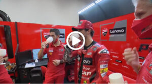 MotoGP | Bagnaia trionfa a Misano: la festa nel box Ducati [VIDEO]