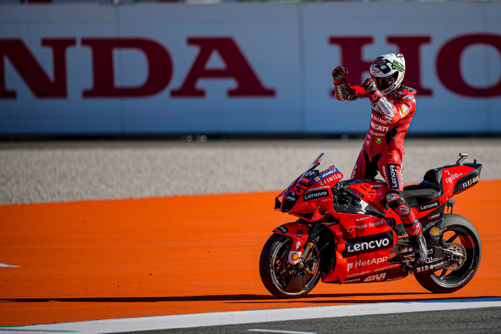 MotoGP | GP Valencia Gara: Bagnaia, “Con il casco di Rossi potevo solo vincere”