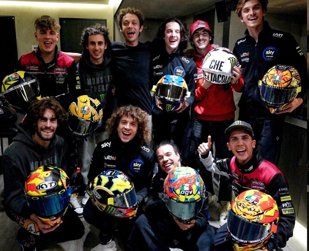 MotoGP | Gp Valencia: i piloti della Academy omaggiano Valentino Rossi