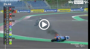 MotoGP | GP Indonesia, la Suzuki di Rins in fiamme nelle libere di Mandalika [VIDEO]