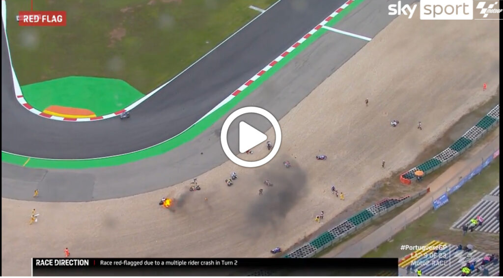 Moto2 | Portimao, maxi incidente: finiscono a terra 10 piloti [VIDEO]