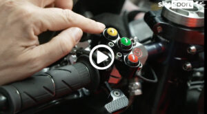 MotoGP | Il manubrio dell’Aprilia: cosa deve fare un pilota durante la guida [VIDEO]