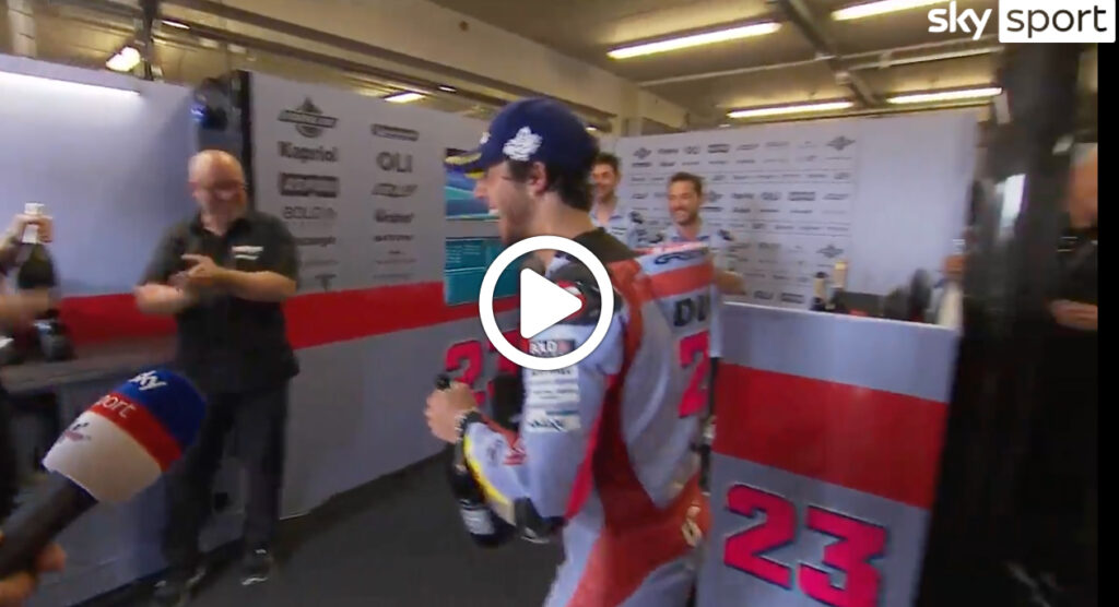 MotoGP | Bastianini, la festa al box Gresini dopo la vittoria a Le Mans [VIDEO]