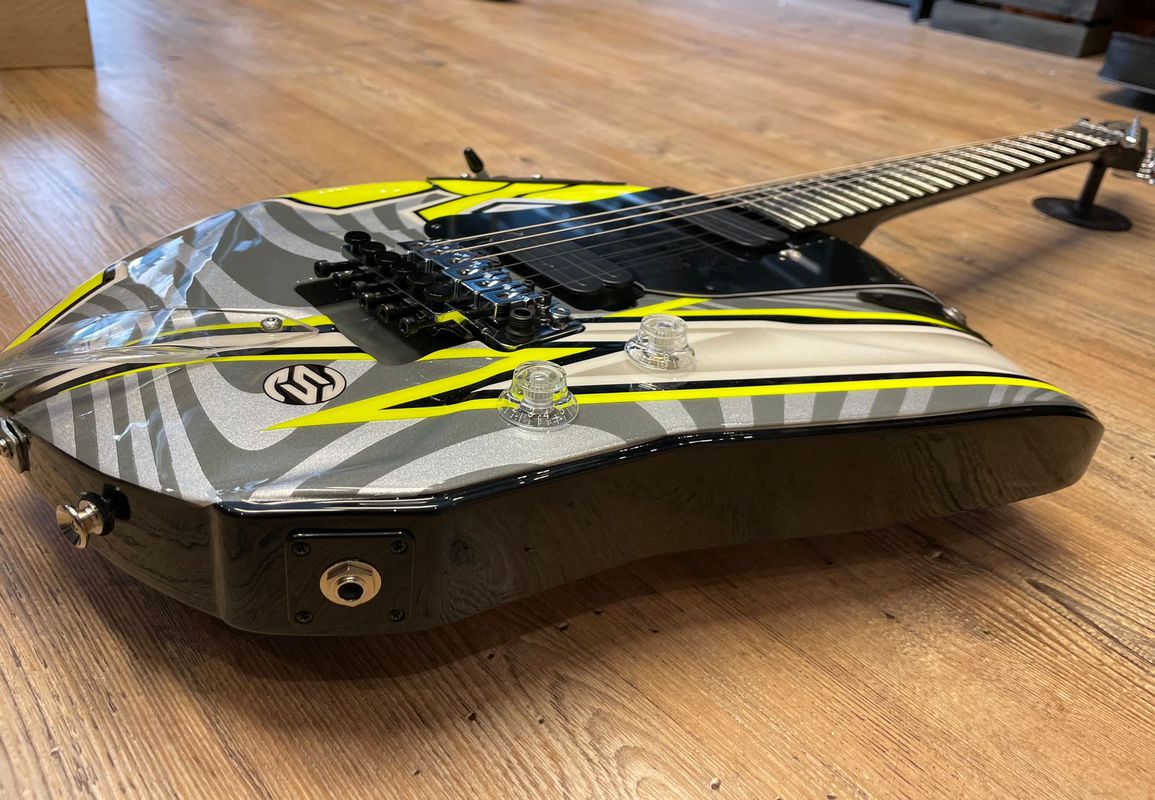 La chitarra a forma di casco ideata da Bulega e Maceroni, qualcosa di unico mai visto prima