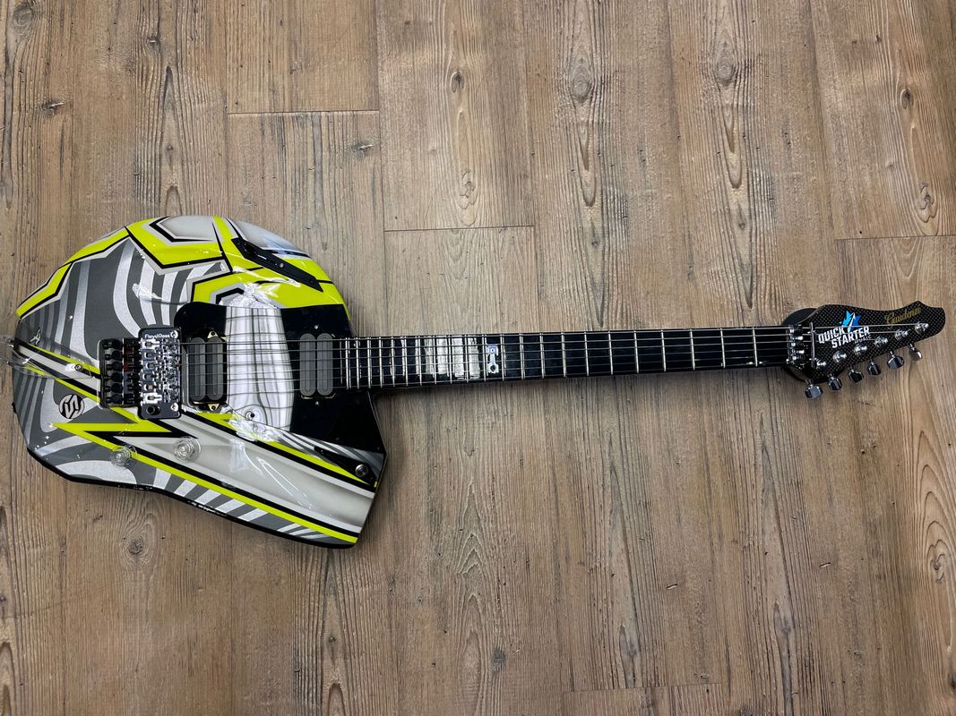 La chitarra a forma di casco ideata da Bulega e Maceroni, qualcosa di unico mai visto prima