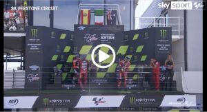 MotoGP | GP Silverstone, l’inno di Mameli e la festa sul podio di Bagnaia [VIDEO]