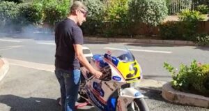 Max Biaggi riporta a “casa” la Honda NSR 250cc [VIDEO]