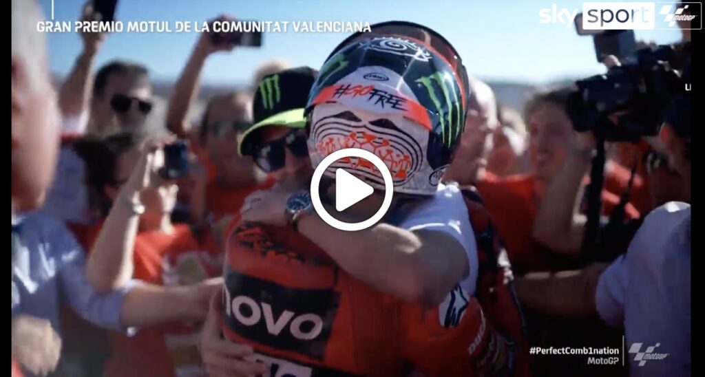 MotoGP | Bagnaia sul tetto del mondo, l’abbraccio con Valentino Rossi dopo il trionfo [VIDEO]