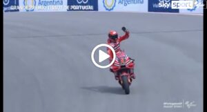 MotoGP | GP Portimao, il giro d’onore di Bagnaia al termine della Sprint Race [VIDEO]