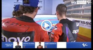 MotoGP | Incidente Marquez: la reazione di Bagnaia, Vinales e Bezzecchi nel retro podio [VIDEO]