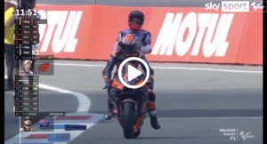 MotoGP | Zarco cade ad Assen, Miller gli dà un passaggio fino ai box [VIDEO]