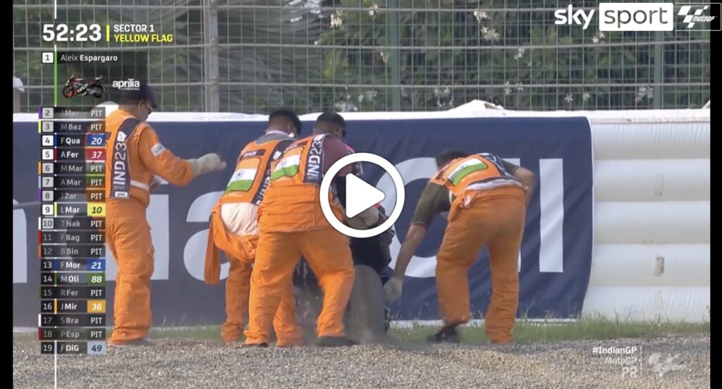 MotoGP | Espargarò nella ghiaia e i marshall toccano con le mani una zona pericolosa della moto [VIDEO]